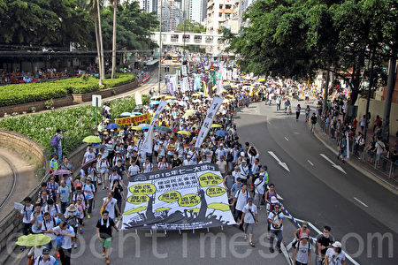 2015年7月1日,四万八香港人顶着酷热天气上街参加民阵举办的七一大游行,要求真普选及梁振英下台。(潘在殊/大纪元)