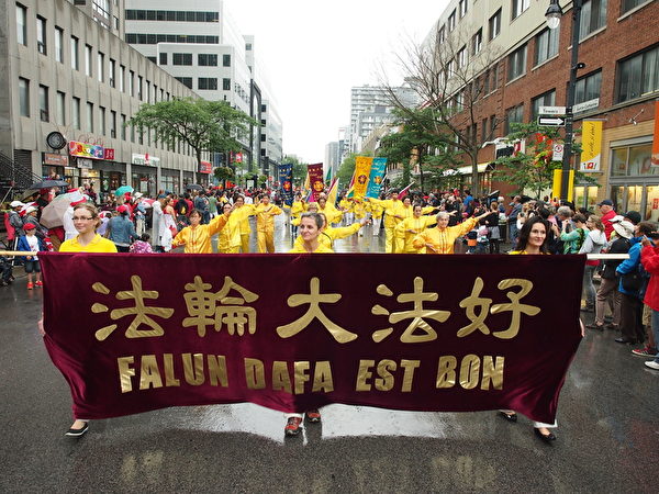 蒙特利尔部分法轮功学员组成的天国乐团以及法轮功方阵,作为国庆游行阵的头阵,参加了今年蒙特利尔的加拿大国庆游行。(Nathalie Dieul / 大纪元) 蒙特利尔部分法轮功学员组成的天国乐团以及法轮功方阵,作为国庆游行阵的头阵,参加了今年蒙特利尔的加拿大国庆游行。(Nathalie Dieul / 大纪元)