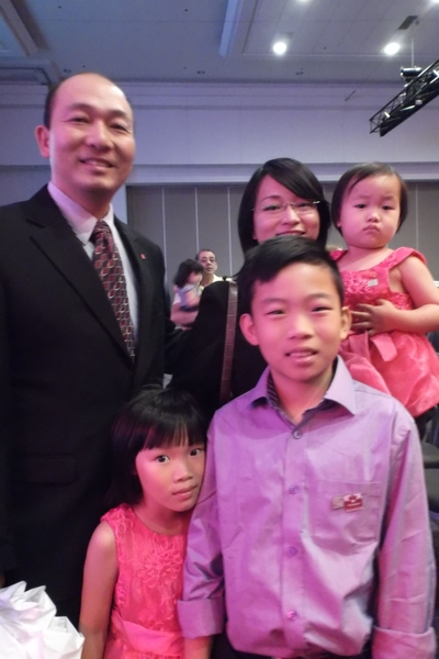 圖:7月1日在溫哥華市中心加拿大廣場宣誓入籍的菲律賓華僑Jason Young一家。(陳怡然/大紀元) 圖:7月1日在溫哥華市中心加拿大廣場宣誓入籍的菲律賓華僑Jason Young一家。(陳怡然/大紀元)