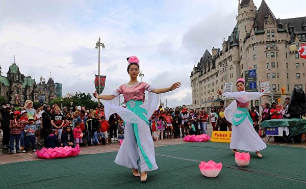 二零一五年加拿大国庆日,法轮功学员表演舞蹈,与民众分享节日快乐。(明慧网) 二零一五年加拿大国庆日,法轮功学员表演舞蹈,与民众分享节日快乐。(明慧网)