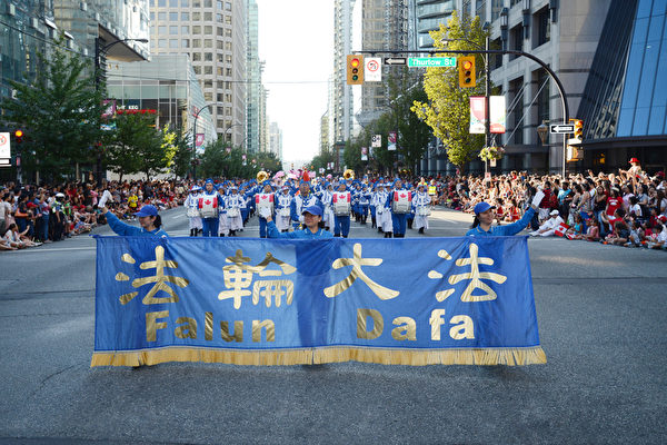 法轮功学员参加了2015年7月1日当天在温哥华地区举行的三场国庆游行,受到民众热烈欢迎。(明慧网) 法轮功学员参加了2015年7月1日当天在温哥华地区举行的三场国庆游行,受到民众热烈欢迎。(明慧网)