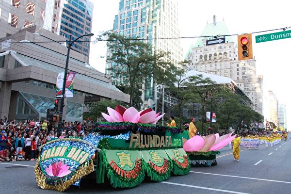 法轮功学员参加了2015年7月1日当天在温哥华地区举行的三场国庆游行,受到民众热烈欢迎。(明慧网) 法轮功学员参加了2015年7月1日当天在温哥华地区举行的三场国庆游行,受到民众热烈欢迎。(明慧网)