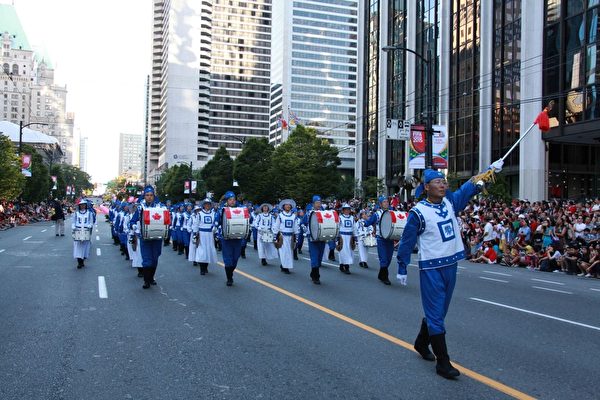 法轮功学员参加了2015年7月1日当天在温哥华地区举行的三场国庆游行,受到民众热烈欢迎。(明慧网) 法轮功学员参加了2015年7月1日当天在温哥华地区举行的三场国庆游行,受到民众热烈欢迎。(明慧网)