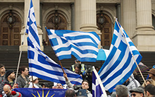 希臘公投在即 警方向抗議者投擲震撼彈