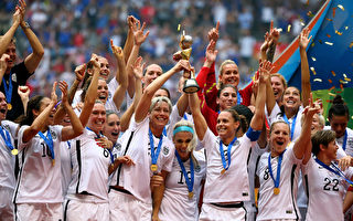 美国5-2大胜日本 第三次登顶女足世界杯