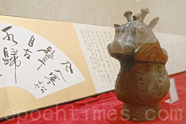 黄庆安收藏的骨董文物。(许享富 /大纪元) 黄庆安收藏的骨董文物。(许享富 /大纪元)