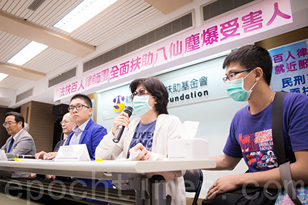 法律扶助基金會7月6日宣布成立「八仙塵爆事件百人律師團」,塵爆事件受害人及其家屬可就近向法扶會21個分會申請法律扶助。塵爆罹難者劉致葦的母親(右2)、受害者林誼的哥哥林緯(右3)出席記者會。(陳柏州/大紀元) 法律扶助基金會7月6日宣布成立「八仙塵爆事件百人律師團」,塵爆事件受害人及其家屬可就近向法扶會21個分會申請法律扶助。塵爆罹難者劉致葦的母親(右2)、受害者林誼的哥哥林緯(右3)出席記者會。(陳柏州/大紀元)