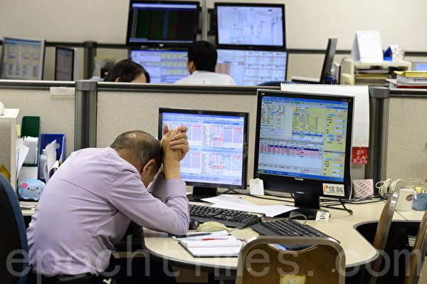 香港股市8日一度狂瀉2,138點，跌破23,000點，創下港股有史以來最大單日跌幅。全日報跌1,458點，是08年10月以來最大單日跌幅。股民們情緒低落。（大紀元/宋碧龍）