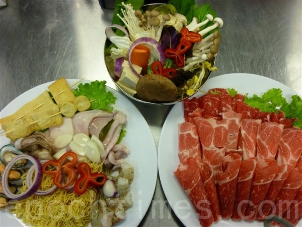 5种肉类和海鲜的特价自助火锅只要$19.99元。(许心如/大纪元) 5种肉类和海鲜的特价自助火锅只要$19.99元。(许心如/大纪元)