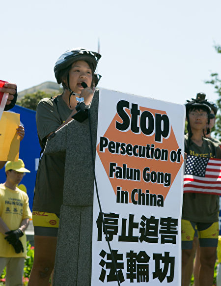 “骑向自由”的骑手代表陈安妮(Annie Chen),在集会上宣读了他们写给美国总统奥巴马的一封公开信。(李莎/大纪元)