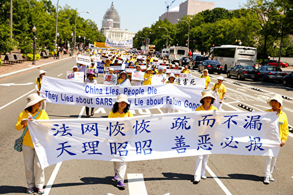 华盛顿DC720法轮功解体中共结束迫害大游行。(戴兵/大纪元) 华盛顿DC720法轮功解体中共结束迫害大游行。(戴兵/大纪元)