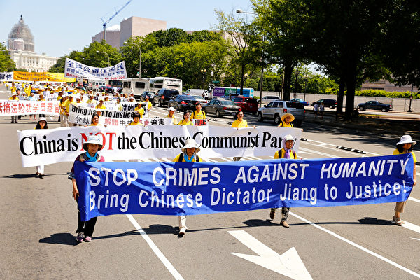 华盛顿DC720法轮功解体中共结束迫害大游行。(戴兵/大纪元) 华盛顿DC720法轮功解体中共结束迫害大游行。(戴兵/大纪元)