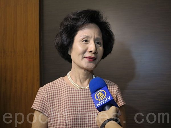 玉太璞讀書會會長吳瑩滿表示,蔦松學子在師長的用心調教下,竟有如此傑出表現,讓她很驚豔。(李晴玳/大紀元) 玉太璞讀書會會長吳瑩滿表示,蔦松學子在師長的用心調教下,竟有如此傑出表現,讓她很驚豔。(李晴玳/大紀元)