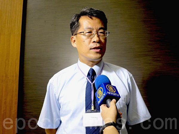 蔦松國中校長張凱瑞強調,中學正值人生狂飆期,在孩子學習的黃金6年,盼能打下堅實基礎,為未來發展開創寬闊空間。(李晴玳/大紀元) 蔦松國中校長張凱瑞強調,中學正值人生狂飆期,在孩子學習的黃金6年,盼能打下堅實基礎,為未來發展開創寬闊空間。(李晴玳/大紀元)