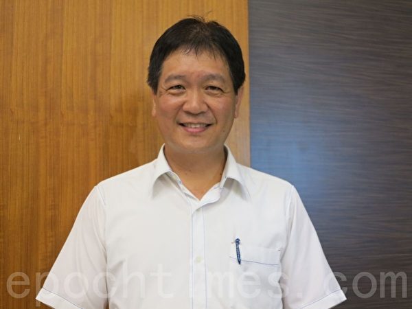 台鐵新左營站長劉俊哲說,蔦松學子的表現讓人激賞,足以媲美大學專業水準。(李晴玳/大紀元) 台鐵新左營站長劉俊哲說,蔦松學子的表現讓人激賞,足以媲美大學專業水準。(李晴玳/大紀元)