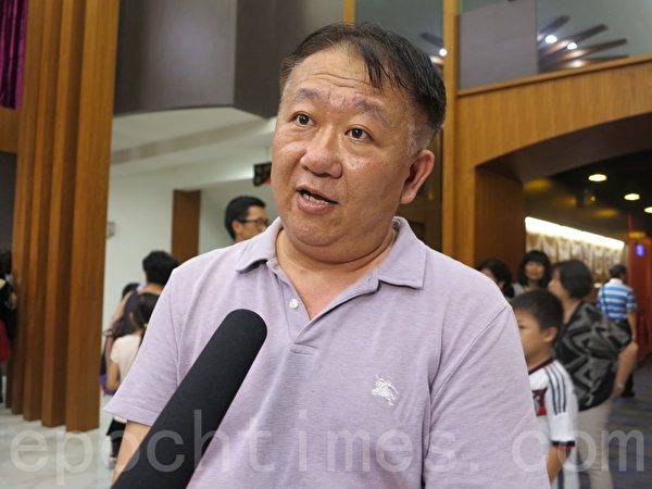南臺灣交響樂團行政總監盧戎秀表示,蔦松國中以新興之姿異軍突起,肩負著推廣古典藝術的使命,在國內幾乎前所未有,相當不簡單!(大紀元/李晴玳) 南臺灣交響樂團行政總監盧戎秀表示,蔦松國中以新興之姿異軍突起,肩負著推廣古典藝術的使命,在國內幾乎前所未有,相當不簡單!(大紀元/李晴玳)