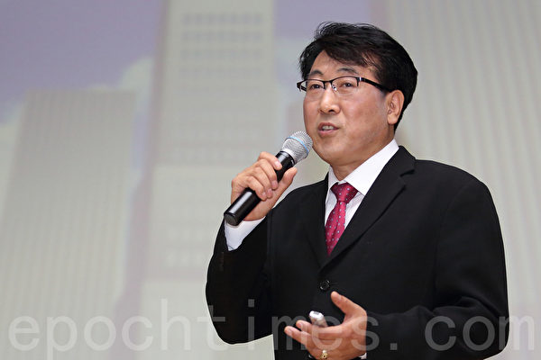 2015年7月18日下午,韩国大纪元在首尔九老区民会馆举办“在韩华人房地产投资说明会”。图为东义大学财务不动产学科韩文道教授。(全宇/大纪元)
2015年7月18日下午,韩国大纪元在首尔九老区民会馆举办“在韩华人房地产投资说明会”。图为东义大学财务不动产学科韩文道教授。(全宇/大纪元)