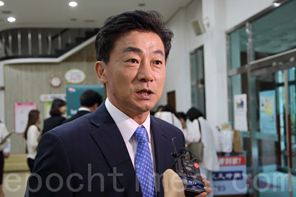 2015年7月18日下午,韩国大纪元在首尔九老区民会馆举办“在韩华人房地产投资说明会”。图为韩国未来房地产经济研究所代表、“房地产TV”评论员李廷灿教授。(全宇/大纪元)
2015年7月18日下午,韩国大纪元在首尔九老区民会馆举办“在韩华人房地产投资说明会”。图为韩国未来房地产经济研究所代表、“房地产TV”评论员李廷灿教授。(全宇/大纪元)
