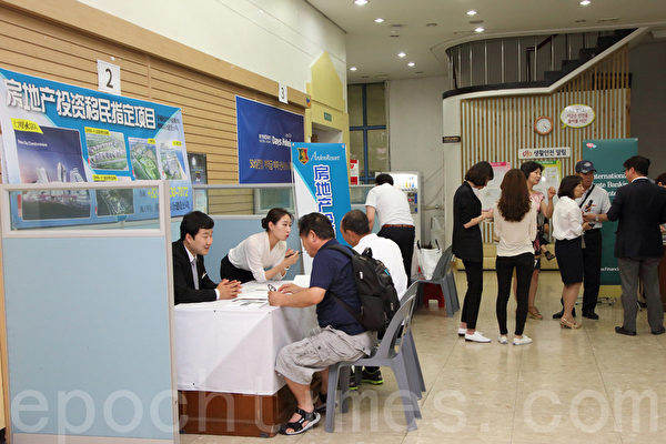 2015年7月18日下午,韩国大纪元在首尔九老区民会馆举办“在韩华人房地产投资说明会”。图为房地产投资咨询现场。(全宇/大纪元)
2015年7月18日下午,韩国大纪元在首尔九老区民会馆举办“在韩华人房地产投资说明会”。图为房地产投资咨询现场。(全宇/大纪元)