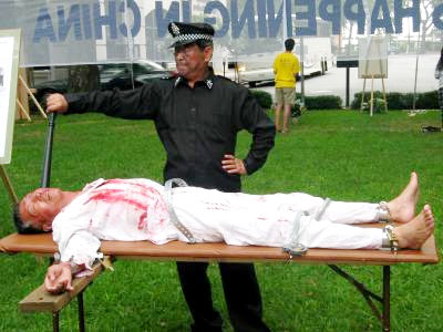 酷刑模拟,“死人床”。(明慧网) 酷刑模拟,“死人床”。(明慧网)