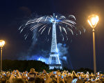 组图：法国巴黎铁塔灿烂烟火庆祝国庆