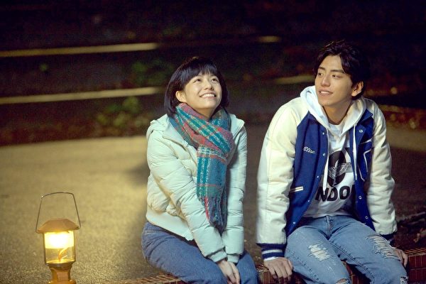 宋芸桦、王大陆在片中分别演出“林真心”与“徐太宇”的学生时期。(华联国际提供) 宋芸桦、王大陆在片中分别演出“林真心”与“徐太宇”的学生时期。(华联国际提供)