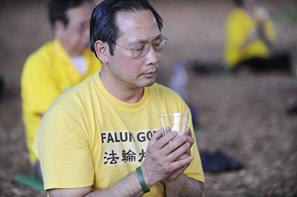 奥兰多法轮功学员阮清先生在悼念被中共迫害致死的法轮功学员 (岑华颖/大纪元 )
奥兰多法轮功学员阮清先生在悼念被中共迫害致死的法轮功学员 (岑华颖/大纪元 )