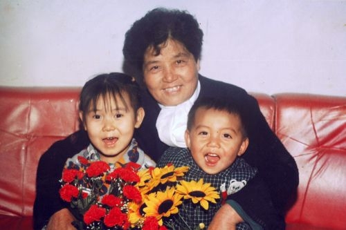 法轮功学员陈子秀(中)。(明慧网) 法轮功学员陈子秀(中)。(明慧网)