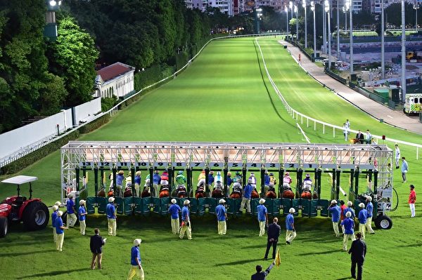 2015年6月17日晚上,跑馬地馬場的馬賽開跑前的一瞬。(郭威利/大紀元) 2015年6月17日晚上,跑馬地馬場的馬賽開跑前的一瞬。(郭威利/大紀元)