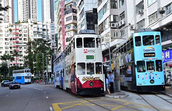 跑馬地電車總站,照片左邊的電車駛向港島東方向,右邊的電車駛向港島西方向。(郭威利/大紀元) 跑馬地電車總站,照片左邊的電車駛向港島東方向,右邊的電車駛向港島西方向。(郭威利/大紀元)