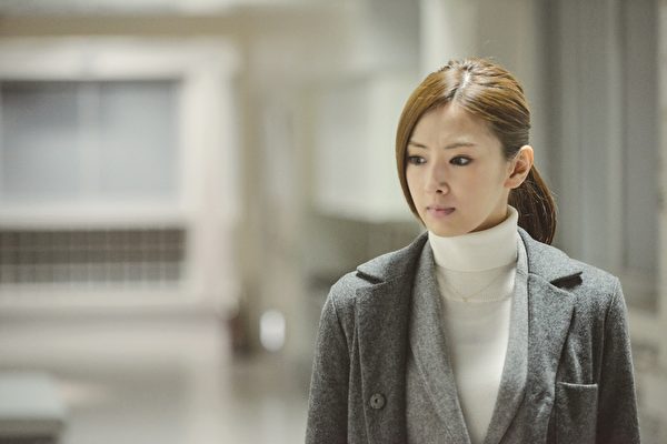 《HERO電影版2》劇照,北川景子戲裡飾演事務官麻木千佳。(威視電影提供) 《HERO電影版2》劇照,北川景子戲裡飾演事務官麻木千佳。(威視電影提供)
