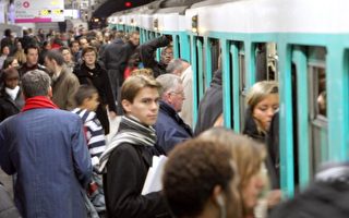 巴黎遊民地鐵發履歷 數千網友感動助求職