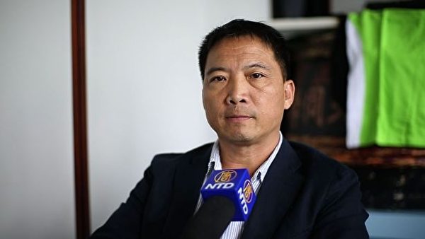 民主党立法会议员胡志伟签署了举报江泽民罪行的刑事举报书。(潘在殊/大纪元) 民主党立法会议员胡志伟签署了举报江泽民罪行的刑事举报书。(潘在殊/大纪元)