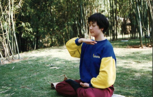 1998年,我在深圳一個公園裡打坐。這是鎮壓前拍的唯一一張煉功照片。(作者提供) 1998年,我在深圳一個公園裡打坐。這是鎮壓前拍的唯一一張煉功照片。(作者提供)