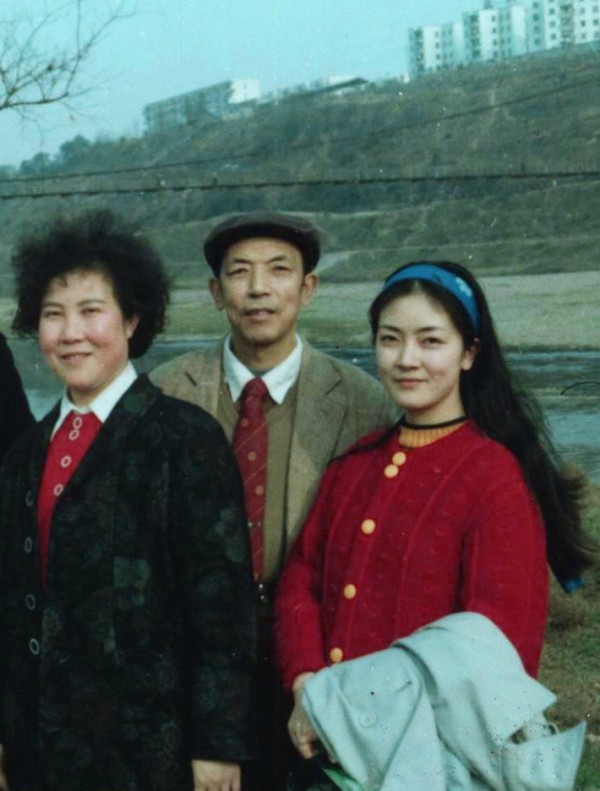 這也許是我最後一次與父母一起合影,攝於1989年初。背後的那座吊橋是通往綿陽南山中學的,我上中學時曾參加過這座橋的建設。我91年參加工作,92年生小孩後身體全垮,回四川探親的次數就非常少了。(作者提供) 這也許是我最後一次與父母一起合影,攝於1989年初。背後的那座吊橋是通往綿陽南山中學的,我上中學時曾參加過這座橋的建設。我91年參加工作,92年生小孩後身體全垮,回四川探親的次數就非常少了。(作者提供)