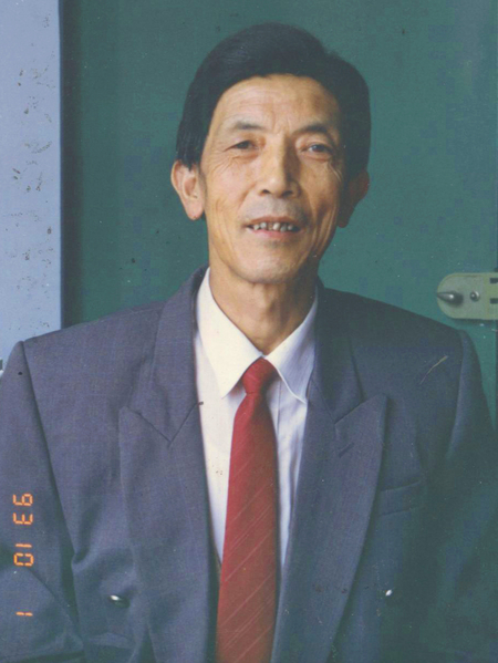 93年10月,父親六十歲生日照。頭上的假髮是我工作後給他買的禮物。他收到後一直戴著。(作者提供) 93年10月,父親六十歲生日照。頭上的假髮是我工作後給他買的禮物。他收到後一直戴著。(作者提供)
