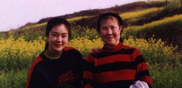 99年初,我與母親的合影。可惜當時覺得一切都會是「天長地久」的,會永遠都那樣、永遠都在那裡,因此竟然沒想到要跟父親也合個影。那時絕對想不到,我從此再也沒機會跟父親合影了!(作者提供) 99年初,我與母親的合影。可惜當時覺得一切都會是「天長地久」的,會永遠都那樣、永遠都在那裡,因此竟然沒想到要跟父親也合個影。那時絕對想不到,我從此再也沒機會跟父親合影了!(作者提供)