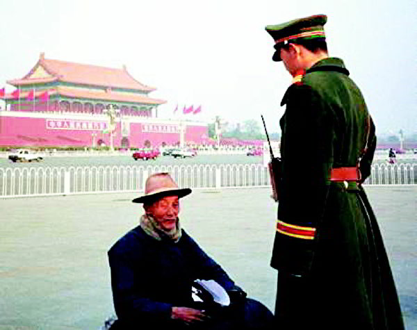 一位四川農民打開自己的包袱,將九雙穿爛的布鞋送到警察面前。(明慧網) 一位四川農民打開自己的包袱,將九雙穿爛的布鞋送到警察面前。(明慧網)