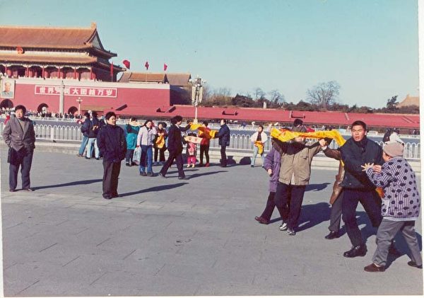 從1999年7月20日法輪功被非法取締後,數10萬法輪功學員不顧重重阻撓,冒著被抓被打的危險,想方設法到北京上訪向政府說明真實情況。(明慧網) 從1999年7月20日法輪功被非法取締後,數10萬法輪功學員不顧重重阻撓,冒著被抓被打的危險,想方設法到北京上訪向政府說明真實情況。(明慧網)