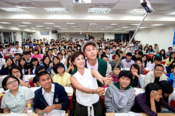 李國毅與林予晞(中)被特別安排突擊補習班,參加「點名王牌名師快閃」活動。(三立提供) 李國毅與林予晞(中)被特別安排突擊補習班,參加「點名王牌名師快閃」活動。(三立提供)