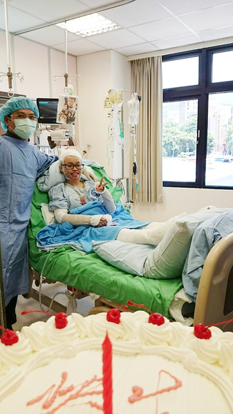 18歲的八仙塵爆傷者小芊21日在加護病房內慶生,54%燒傷的她用右手慢慢寫下字句歪斜感謝話語,並立定志向未來要擔任護理人員。
(振興醫院提供) 18歲的八仙塵爆傷者小芊21日在加護病房內慶生,54%燒傷的她用右手慢慢寫下字句歪斜感謝話語,並立定志向未來要擔任護理人員。
(振興醫院提供)