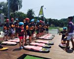 “莲潭滑水主题乐园2015夏季缆绳滑水挑战营”跪姿示范教学。(高雄市政府观光局提供)