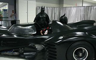 加拿大主干道大塞车 原来是蝙蝠侠惹的祸