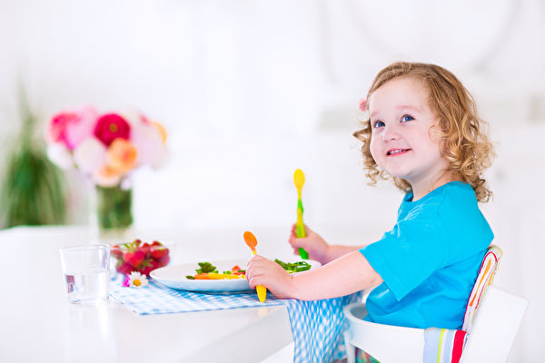 小女孩快乐的独立吃午餐。(Fotolia) 小女孩快乐的独立吃午餐。(Fotolia)