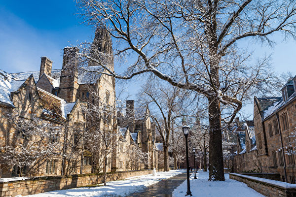 耶鲁大学是常春藤盟校的名牌大学之一，也是全美第三古老的高等学府，校园内以哥德式建筑风格闻名，很多大楼都被选为建筑教学讨论的对象。（Fotolia）