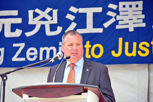 在7月18日多伦多的一个集会上,加拿大国会议员Brad Butt在发言中支持中国海内外法轮功学员反迫害,以及控告迫害元凶江泽民。(周行/大纪元) 在7月18日多伦多的一个集会上,加拿大国会议员Brad Butt在发言中支持中国海内外法轮功学员反迫害,以及控告迫害元凶江泽民。(周行/大纪元)