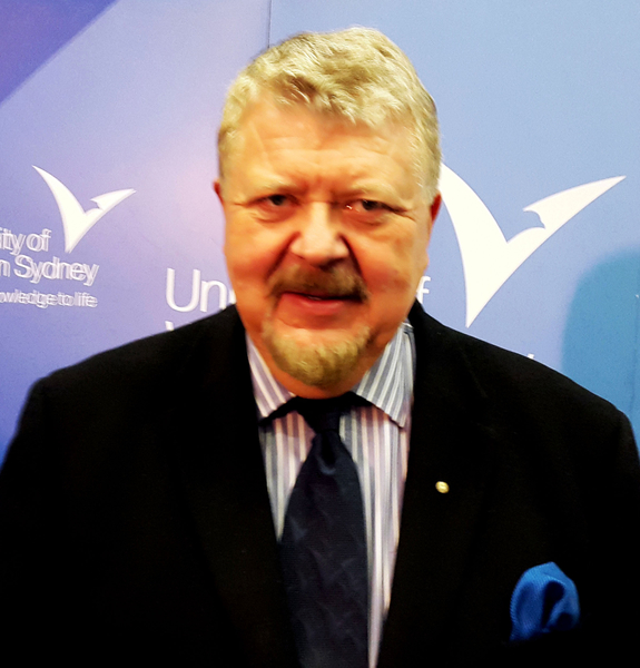 西弗博士(Dr. Sev Ozdowski OAM)度赞赏和关注法轮功学员控江,并说:正义在你这边!你将取得最后的胜利!(明慧网) 西弗博士(Dr. Sev Ozdowski OAM)度赞赏和关注法轮功学员控江,并说:正义在你这边!你将取得最后的胜利!(明慧网)