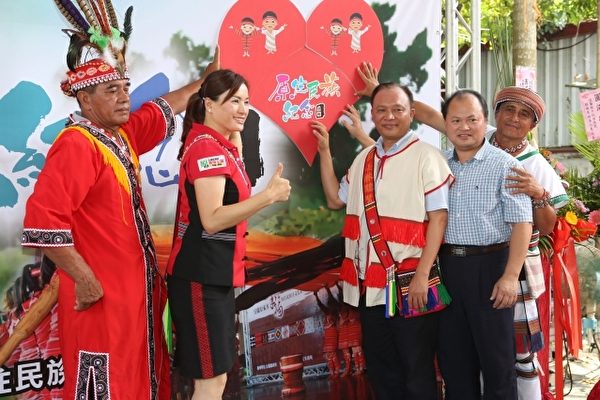 宜蘭縣長林聰賢(右3)以更實質的關懷原住民及服務措施,慶祝原住民族紀念日。(曾漢東/大紀元) 宜蘭縣長林聰賢(右3)以更實質的關懷原住民及服務措施,慶祝原住民族紀念日。(曾漢東/大紀元)