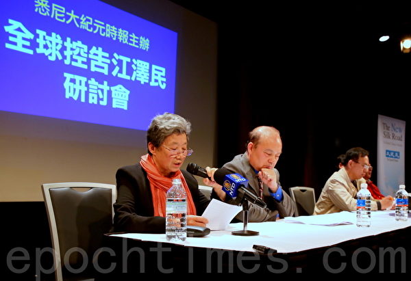 法轮功学员张凤英(左一)表示,为早日结束对上亿法轮功学员的迫害,更为了使中华民族不沦陷于道德崩溃的泥潭,对江泽民的审判是十分必要的。(摄影:何蔚/大纪元) 法轮功学员张凤英(左一)表示,为早日结束对上亿法轮功学员的迫害,更为了使中华民族不沦陷于道德崩溃的泥潭,对江泽民的审判是十分必要的。(摄影:何蔚/大纪元)