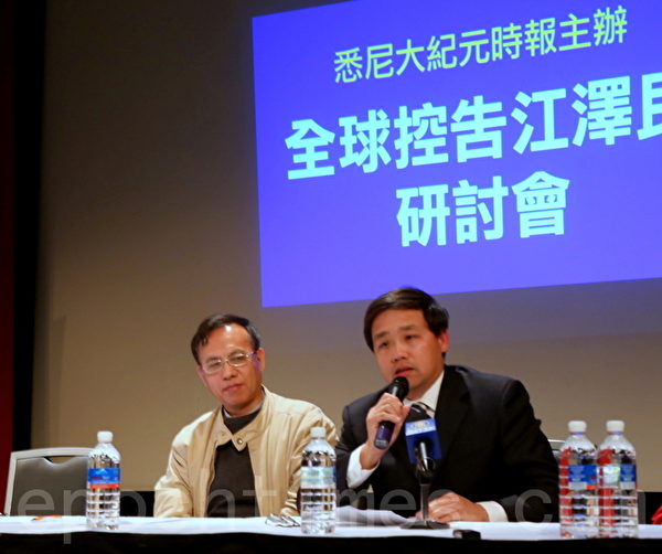 从事历史教育多年的原北京首都师范大学副教授(右)从中国和古罗马历史的角度讲述了善恶有报与12万人诉江的因果关系。(摄影:何蔚/大纪元) 从事历史教育多年的原北京首都师范大学副教授(右)从中国和古罗马历史的角度讲述了善恶有报与12万人诉江的因果关系。(摄影:何蔚/大纪元)